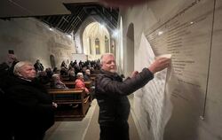 Uli Römer hat die Stiftertafel in der Bronnweiler Marienkirche enthüllt.