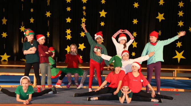Eningen TSV Weihnacchtsgala Als Weihnachtswichtel sorgten die jungen Turnerinnen für jede Menge Unterhaltung.