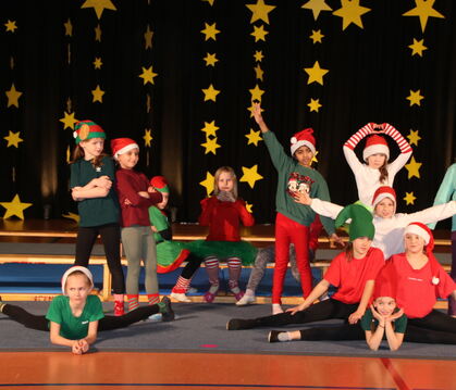 Als Weihnachtswichtel sorgten die jungen Turnerinnen für jede Menge Unterhaltung.