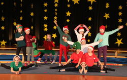 Als Weihnachtswichtel sorgten die jungen Turnerinnen für jede Menge Unterhaltung.