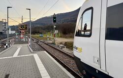 Von Dettingen-Gsaidt (Bild) aus wird der Zugbetrieb sowohl im Ermstal als auch im Ammertal gesteuert. Hinten rechts eins der neu