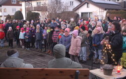 An der ersten Station des Talheimer Adventswegs spielten am Sonntag die »Gitarrenkinder« des CVJM.