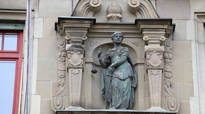 Justitia Amtsgericht Reutlingen Prangt an der Fassade des Amtsgerichts Reutlingen: Justitia.