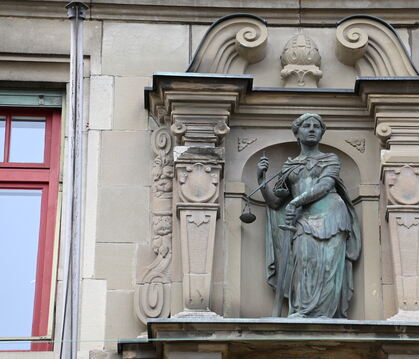 Prangt  an der Fassade des Amtsgerichts Reutlingen: Justitia.