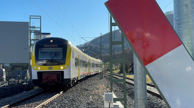 Dettingen Gsaidt Zug Regionalbahn Halbstundentakt Einfahrt Ein Zug der RB 63 fährt aus Bad Urach kommend in den Kreuzungsbahnhof Dettingen-Gsaidt ein.