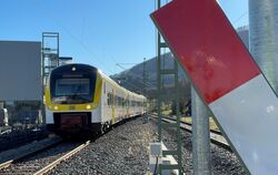 Ein Zug der RB 63 fährt aus Bad Urach kommend in den Kreuzungsbahnhof Dettingen-Gsaidt ein.