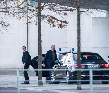 Bundeskanzler Friedrich Merz kommt vor den Ukraine-Beratungen im Kanzleramt an.