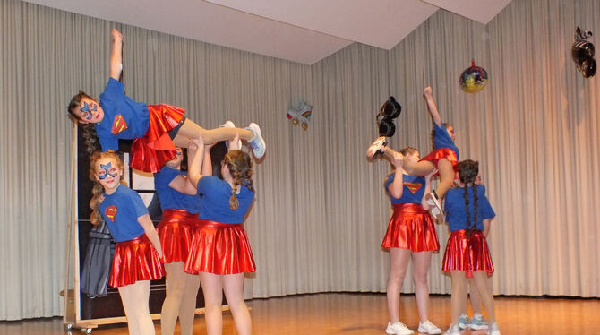 Die Show der Superheldinnen des Vereins. Die Show der Superheldinnen des Vereins.