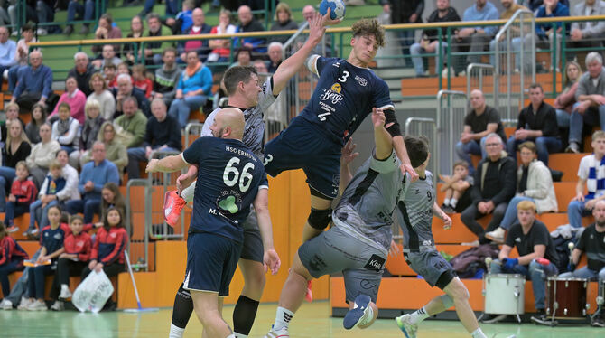 Moritz Bader im Anflug. FOTOS: BAUR