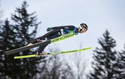 Springt beim Continental Cup in Ruka 128 und 123 Meter weit: Ben Bayer vom VfL Pfullingen. FOTO: VEREIN
