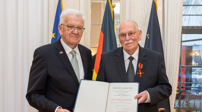 Ministerpräsident Kretschmann (links) und Gotthilf Hiller bei der Überreichung des Ordens im Neuen Schloss in Stuttgart FOTO: S Ministerpräsident Kretschmann (links) und Gotthilf Hiller bei der Überreichung des Ordens im Neuen Schloss in Stuttgart FOTO: S