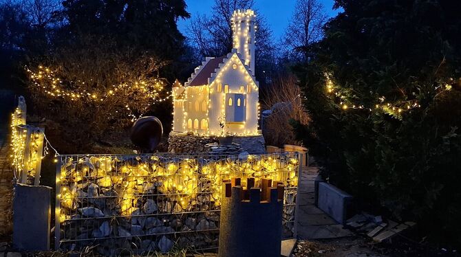 Lichtenstein Nachbaz Modell Schloss Johann Hölz Sonnenbühl Lichter Ein echter Hingucker im Advent: 3.000 Lichter leuchten am Schloss-Lichtenstein-Nachbau von Johann Hölz in Sonnenbühl.