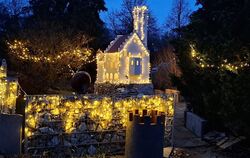 Ein echter Hingucker im Advent: 3.000 Lichter leuchten am Schloss-Lichtenstein-Nachbau von Johann Hölz in Sonnenbühl.