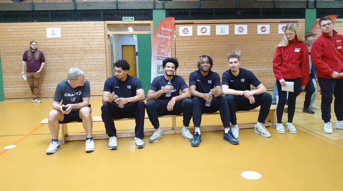 alb tigers Sportdirektor Eric Detlev mit den Spielern Joshua Schwaibold, Silas Oriane, Aaron Ogunjobi und Felix Edvardsson. Rechts die Schw