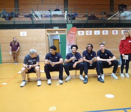 Sportdirektor Eric Detlev mit den Spielern Joshua Schwaibold, Silas Oriane, Aaron Ogunjobi und Felix Edvardsson. Rechts die Schw