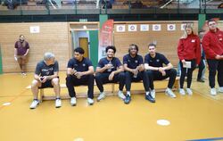 Sportdirektor Eric Detlev mit den Spielern Joshua Schwaibold, Silas Oriane, Aaron Ogunjobi und Felix Edvardsson. Rechts die Schw