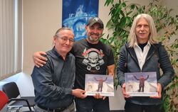 Reiner Frenz (links) hat das abenteuerliche Leben von Jimmy Müller (Mitte) aufgezeichnet. Der reich bebilderte Band ist im Verla