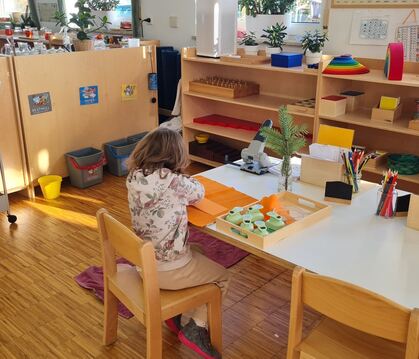 Klare Strukturen: In den offenen Regalen liegen Aufgaben, unter denen die Kinder frei wählen dürfen.