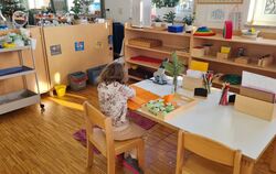 Klare Strukturen: In den offenen Regalen liegen Aufgaben, unter denen die Kinder frei wählen dürfen.