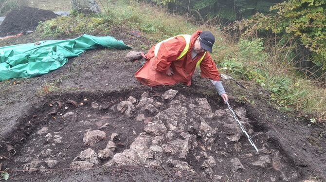 Hohengenkingen Burgruine Sonnenbühl Die Burg Archäologen Grabungen Forschung Archäologen haben Schnitte auf dem Gelände der Burgruine Hohengenkingen freigelegt.