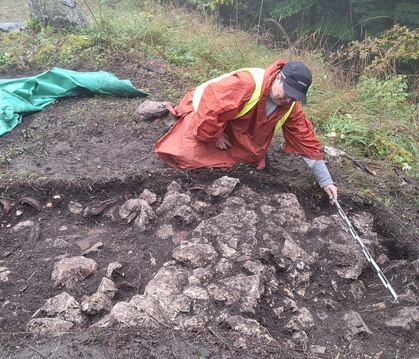 Archäologen haben Schnitte auf dem Gelände der Burgruine Hohengenkingen freigelegt.