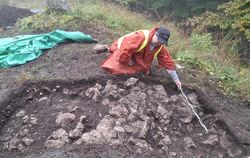 Archäologen haben Schnitte auf dem Gelände der Burgruine Hohengenkingen freigelegt.