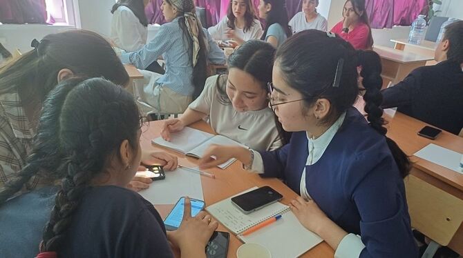 Tadschikistan, Duschanbe, Schule, Unterricht Schülerinnen im Deutschunterricht an der Schule Nr. 89 in Duschanbe.