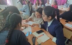 Schülerinnen im Deutschunterricht an der Schule Nr. 89 in Duschanbe.