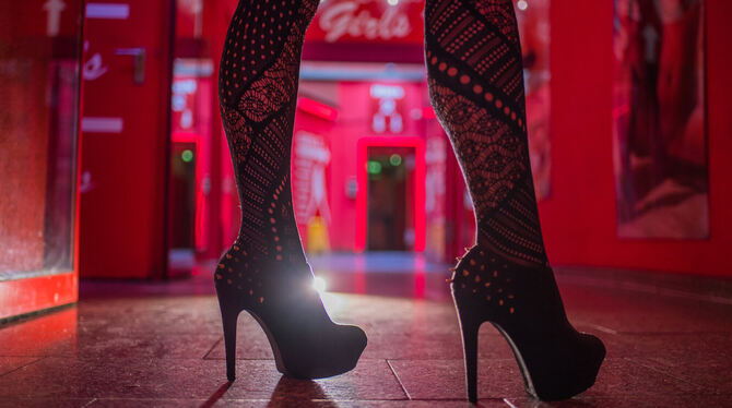 Rotes Neon-Licht, Strapse und Stilettos: So bebildern Medien gerne das Thema Prostitution. Das ist aber Teil des Problems und rü