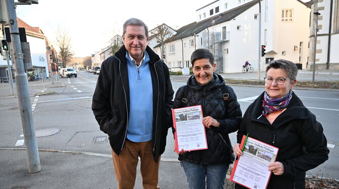 Reinhard Schneider, Cornelia Gekeler und Sieglinde Schairer (rechts) von der Interessengemeinschaft Innenstadttrasse.