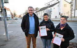Reinhard Schneider, Cornelia Gekeler und Sieglinde Schairer (rechts) von der Interessengemeinschaft Innenstadttrasse.