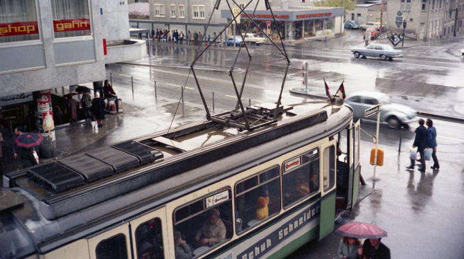 Durch die Wilhelmstraße gen Karlsplatz: Das Bild zeigt eine  Reutlinger Straßenbahn in ihren letzten Tagen (Oktober 1974). Ganz