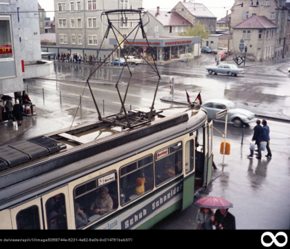 Durch die Wilhelmstraße gen Karlsplatz: Das Bild zeigt eine  Reutlinger Straßenbahn in ihren letzten Tagen (Oktober 1974). Ganz