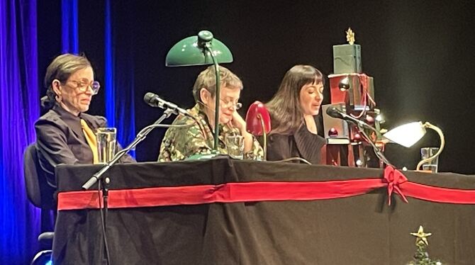 Katharina Thalbach (Mitte) las mit Tochter Anna (links) und Enkelin Nellie Weihnachtsgeschichten im Stuttgarter Theaterhaus.