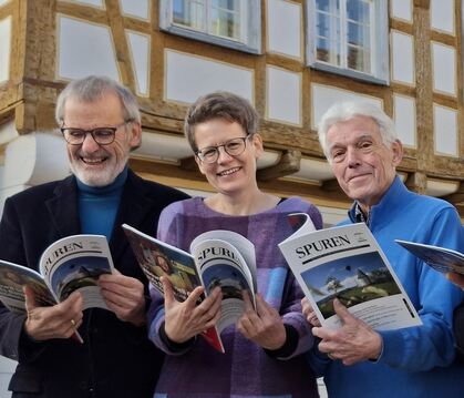 Stellen das aktuelle Spuren-Heft vor: (von links) Rudolf Renz, Regine Lotterer, Albrecht Arnold und Dr. Helmut Kaut vom Arbeitsk