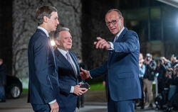 Bundeskanzler Friedrich Merz (r, CDU) begrüßt Jared Kushner (l), Unternehmer und ehemaliger Chefberater des Präsidenten der Ver