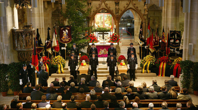 Mehr als 2.000 Menschen verfolgten die Trauerfeier in der Stiftskirche, auch im Freien hörten Menschen über Lautsprecher zu.