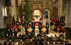 Mehr als 2.000 Menschen verfolgten die Trauerfeier in der Stiftskirche, auch im Freien hörten Menschen über Lautsprecher zu.