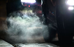 Abgase strömen aus den Auspuffen von Verbrenner-Fahrzeugen. Die EU-Kommission hat ihre Vorschläge für mögliche Änderungen am Ver