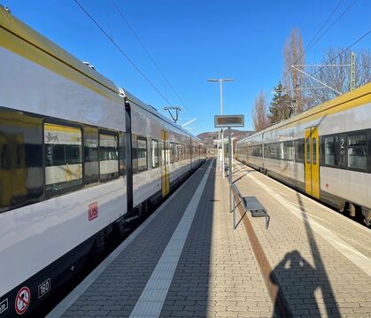Zwei Züge der Ermstalbahn haben am Montagvormittag den Bahnhof Dettingen-Gsaidt erreicht und fahren gleich weiter zu ihren Ziele
