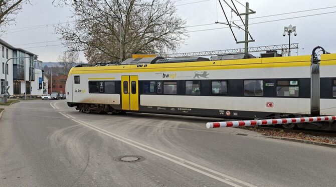 Metzingen Ermstalbahn Triebwagen Bahnübergang Am frühen Dienstagvormittag hatte ein Autofahrer eine Schranke an der Noyon-Allee abgefahren. Am Mittag war eine neue installier
