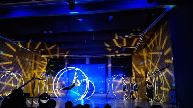 Die Rhönradgruppe begeisterte das Publikum bei der Jahresabschlussfeier des TSV Undingen, ebenso die Fußballer, die den "Schuh d