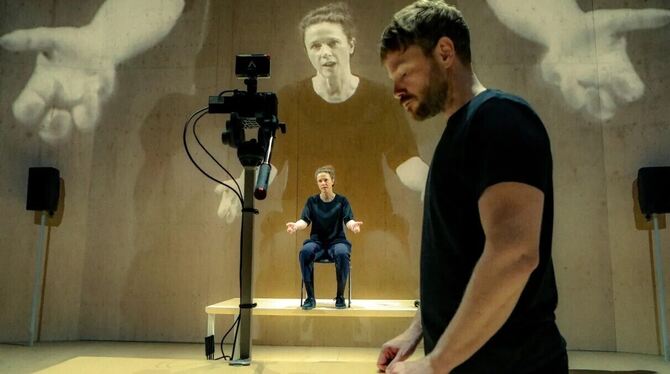 Claude de Demo und Paul Grill in »V13 – Die Terroranschläge von Paris«.