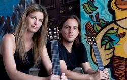 Die Gitarristen Katrin Klingeberg und Sebastián Montes geben am Sonntag mit Freunden ein Benefizkonzert im Pappelgarten.