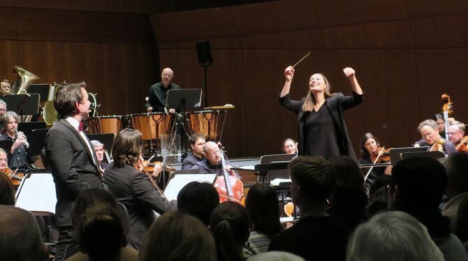 wpr kaleidoskop weihnacht juri tetzlaff ariane matiakh stadthalle reutlingen foto akr »Und jetzt alle ... !« Ariane Matiakh dirigiert nicht nur die Württembergische Philharmonie im Weihnachts-Kaleidoskop, sondern a