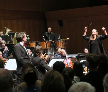 »Und jetzt alle ... !« Ariane Matiakh dirigiert nicht nur die Württembergische Philharmonie im Weihnachts-Kaleidoskop, sondern a