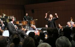 »Und jetzt alle ... !« Ariane Matiakh dirigiert nicht nur die Württembergische Philharmonie im Weihnachts-Kaleidoskop, sondern a