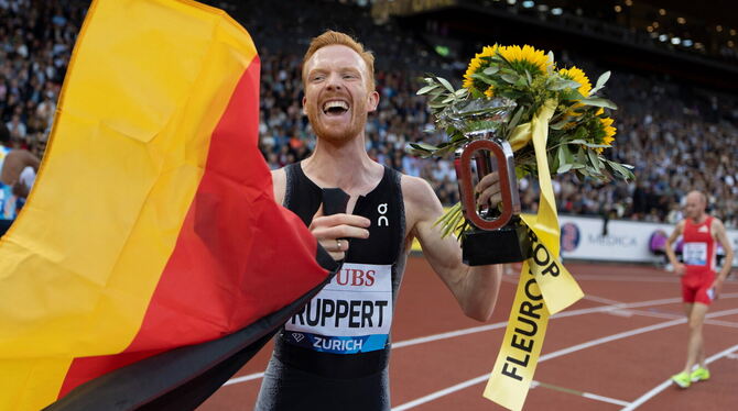 Aktion, Maenner, Jubel, Pokal, Fahne Frederik Ruppert gewinnt im Jahr 2025 unter anderem das Finale der Diamond League in Zürich.
