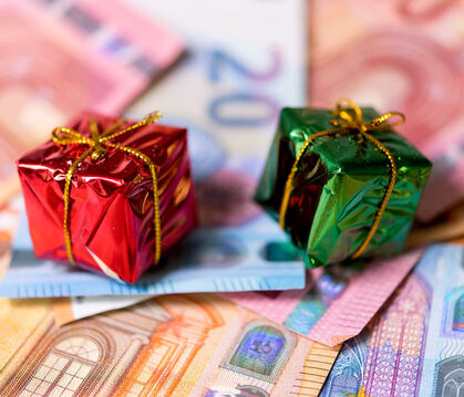 Die Besorgung von Weihnachtsgeschenken kann ganz schön ins Geld gehen - besonders bei den gestiegenen Preisen.