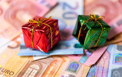 Die Besorgung von Weihnachtsgeschenken kann ganz schön ins Geld gehen - besonders bei den gestiegenen Preisen.